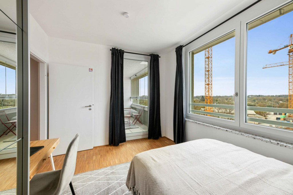 Great double bedroom with balcony in a 4-bedroom apartment in Sendling-Westpark