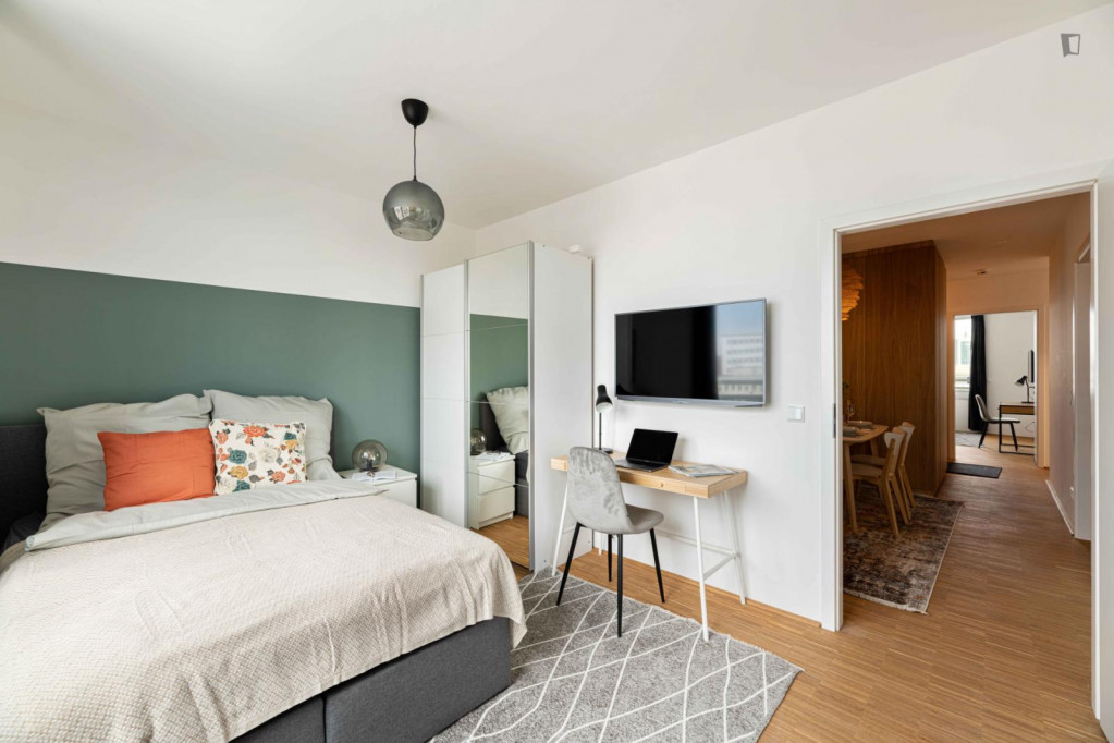Great double bedroom with balcony in a 4-bedroom apartment in Sendling-Westpark
