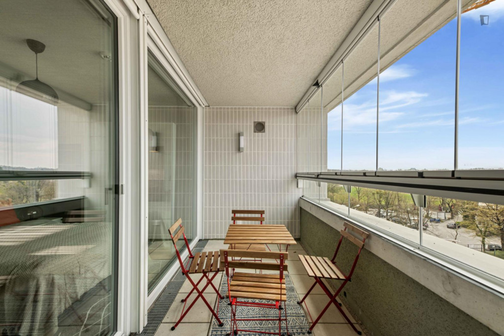 Great double bedroom with balcony in a 4-bedroom apartment in Sendling-Westpark