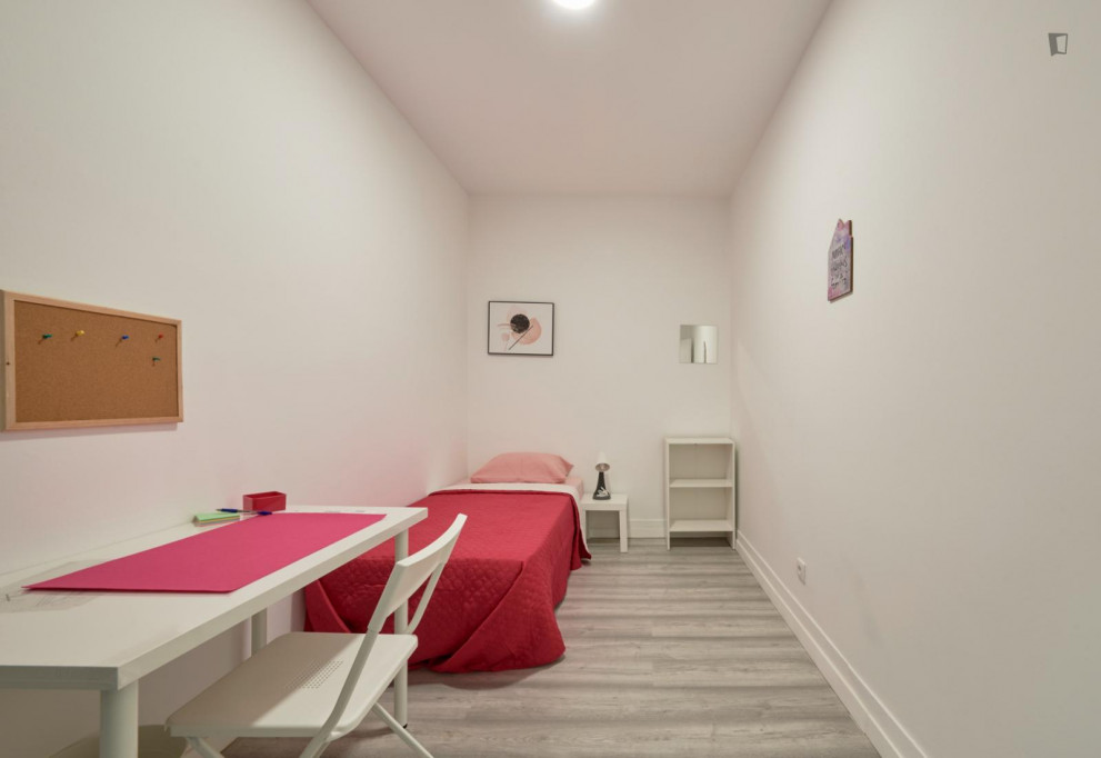 Cute single bedroom in a 6-bedroom flat, near Instituto Superior Técnico - Lisbonne - chambre - ImmoJeune