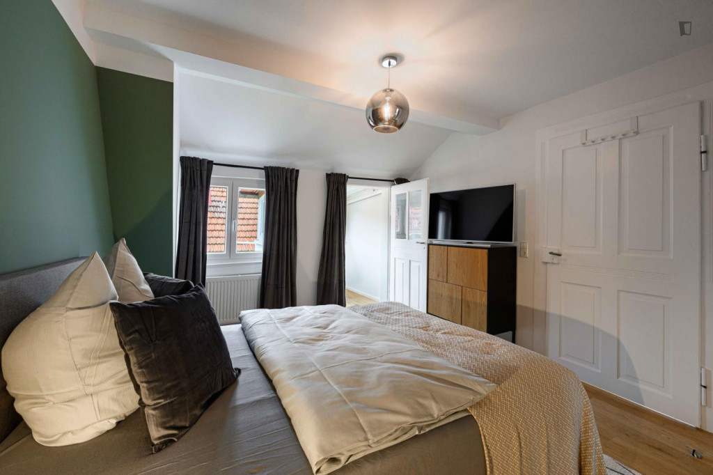 Alluring double bedroom in a 4-bedroom apartment in Untertürkheim - Stuttgart - chambre - ImmoJeune