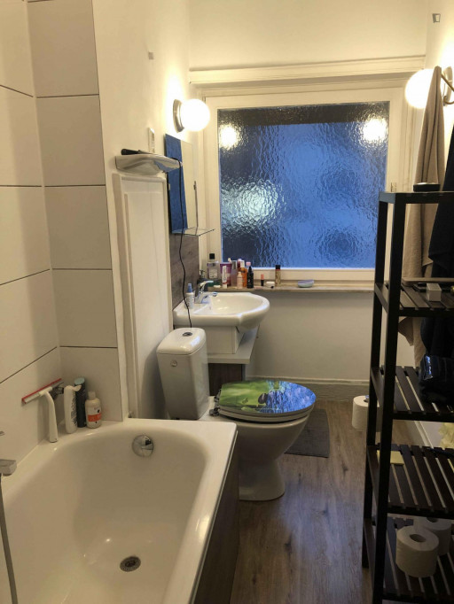 Pleasant double bedroom with balcony in Westend-Süd
