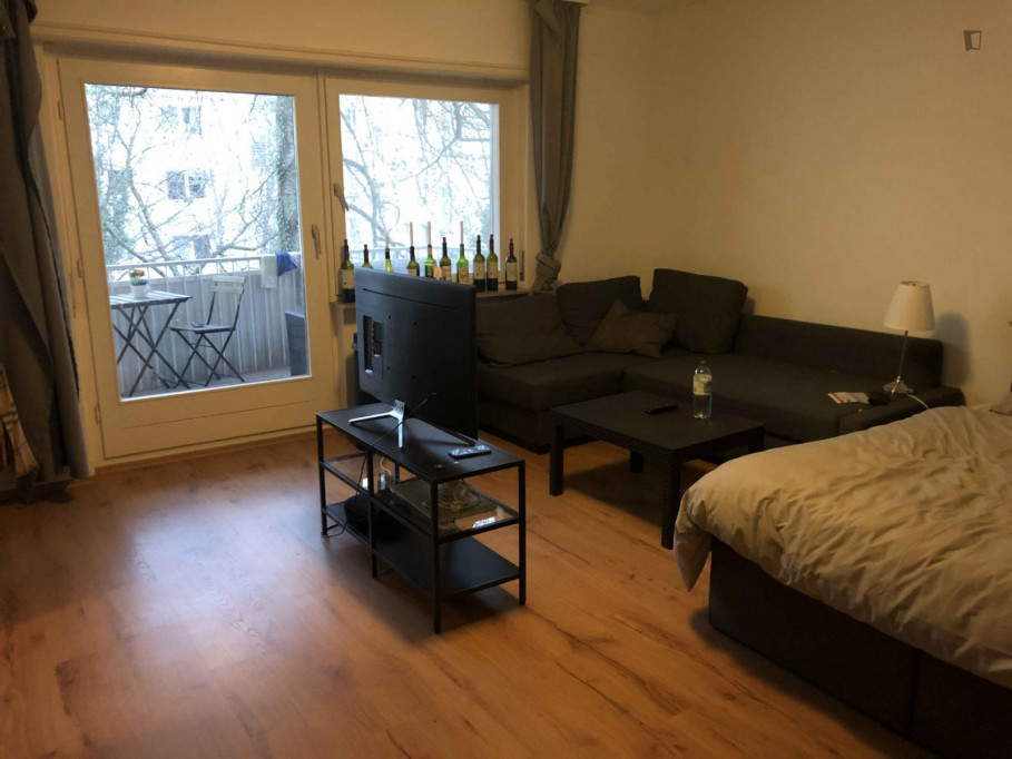 Pleasant double bedroom with balcony in Westend-Süd - Frankfurt am Main - chambre - ImmoJeune