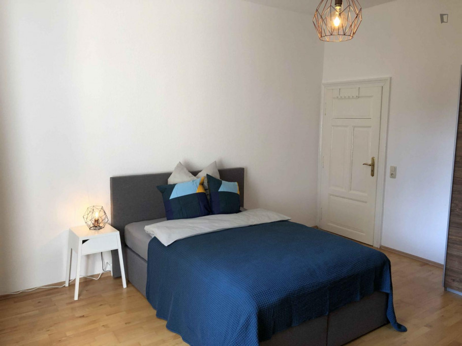 Fancy double bedroom in a 3-bedroom apartment in Nordend-Ost - Frankfurt am Main - chambre - ImmoJeune