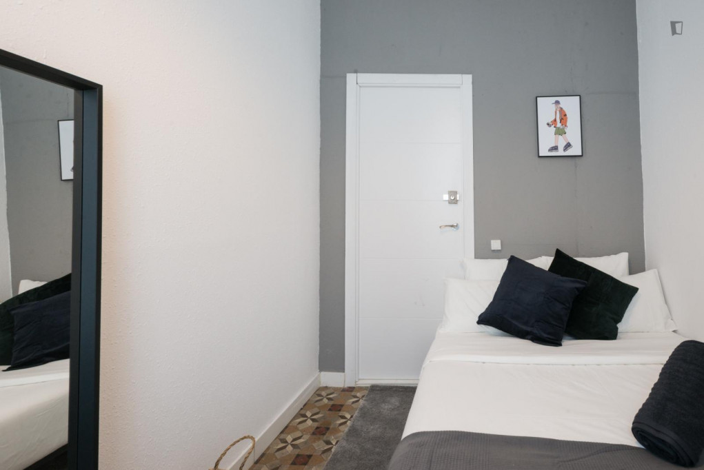 Comfy double bedroom not far from Puerta de Alcalá - Madrid - chambre - ImmoJeune