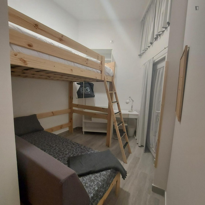 Nice double bedroom with an ensuite bathroom, in San Lorenzo - Séville - chambre - ImmoJeune