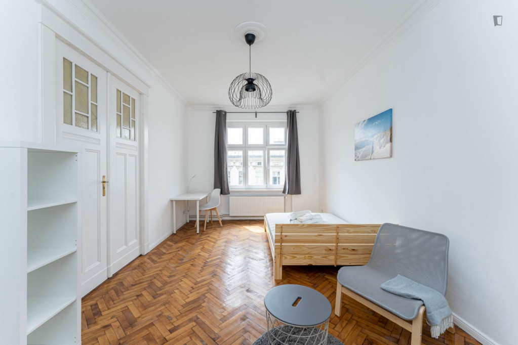 Bright double bedroom in a 3 bedroom apartment in Neukölln - Berlin - chambre - ImmoJeune