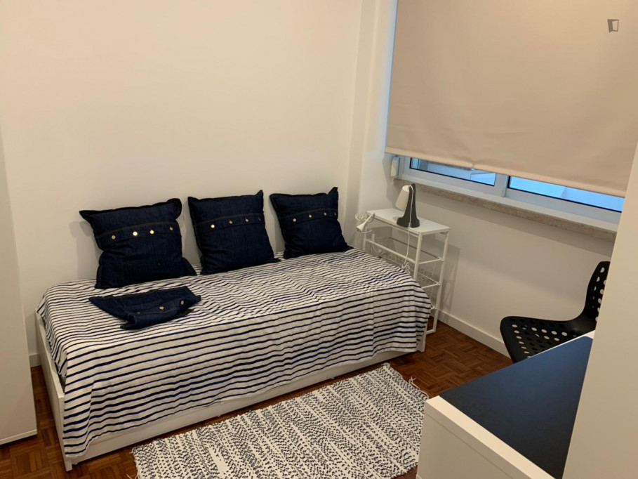 Single modern bedroom, with private bathroom in 5-bedroom apartment. - Lisbonne - chambre - ImmoJeune