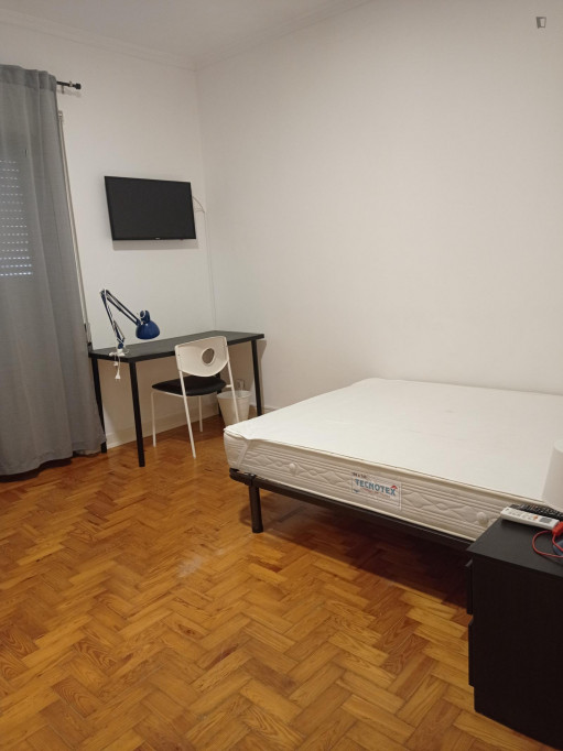 Double bedroom, with balcony, in 6-bedroom apartment - Coimbra - chambre - ImmoJeune