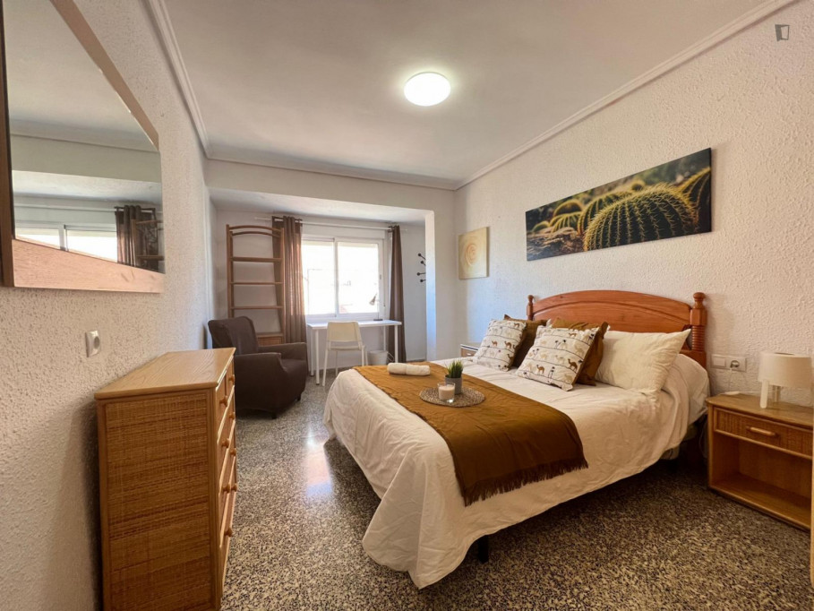 Big double bedroom in a 5-bedroom flat, in Els Orriols - Valence - chambre - ImmoJeune