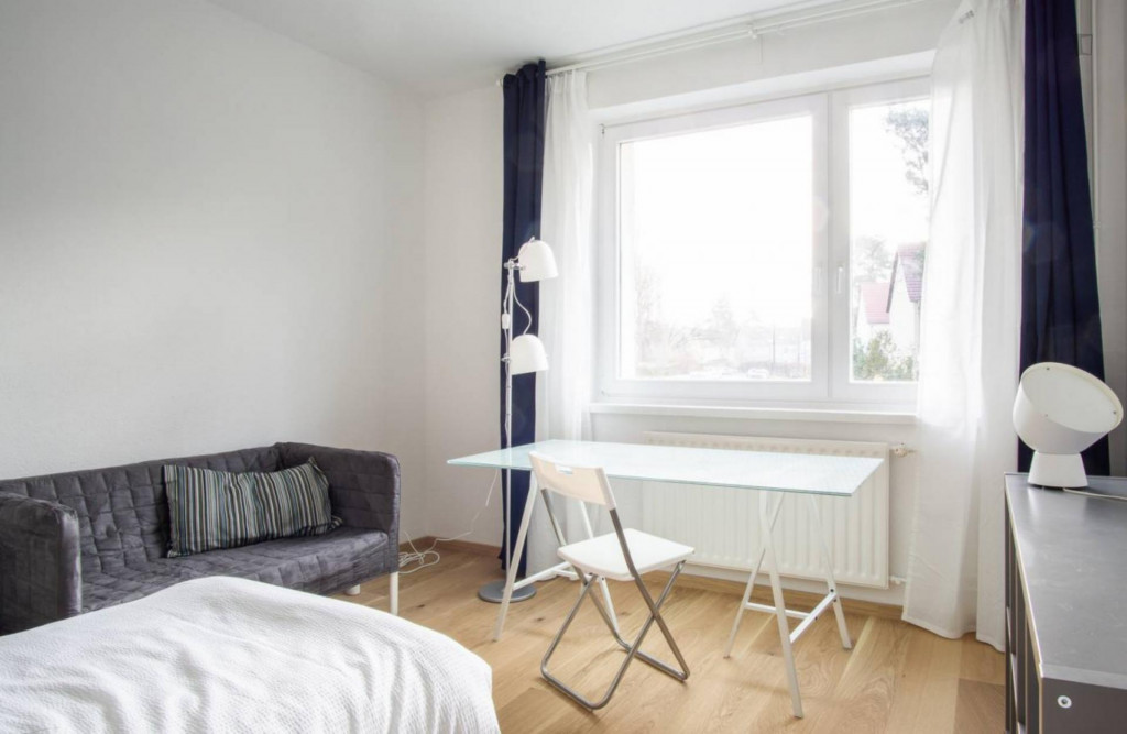 Bright single bedroom in shared apartment in Adlershof