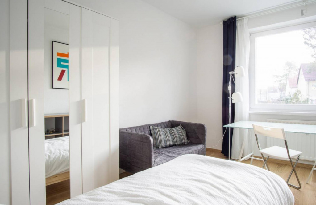Bright single bedroom in shared apartment in Adlershof