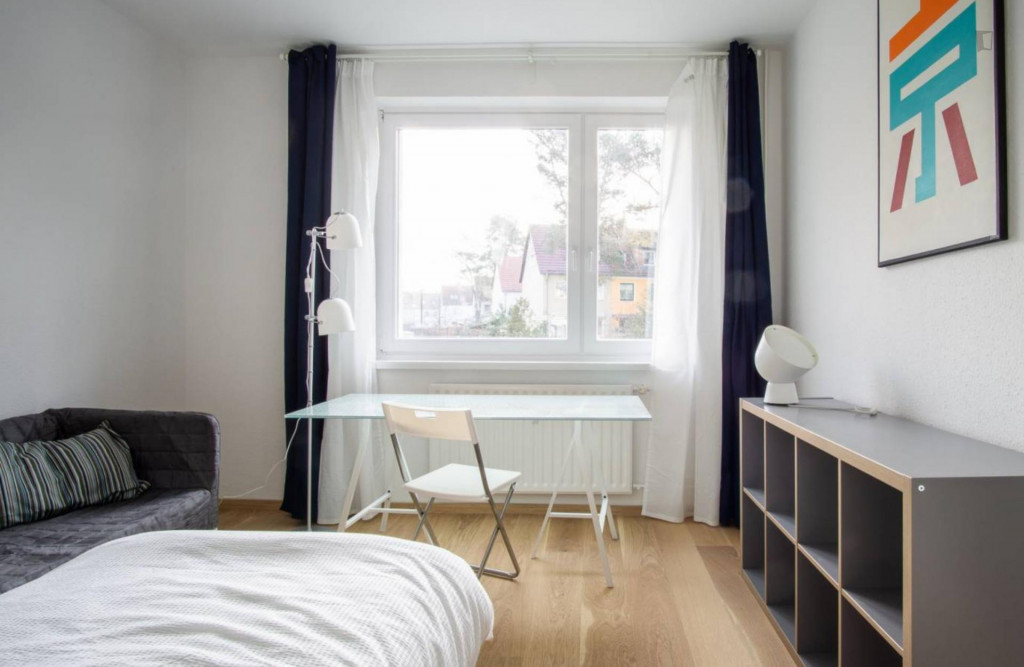 Bright single bedroom in shared apartment in Adlershof