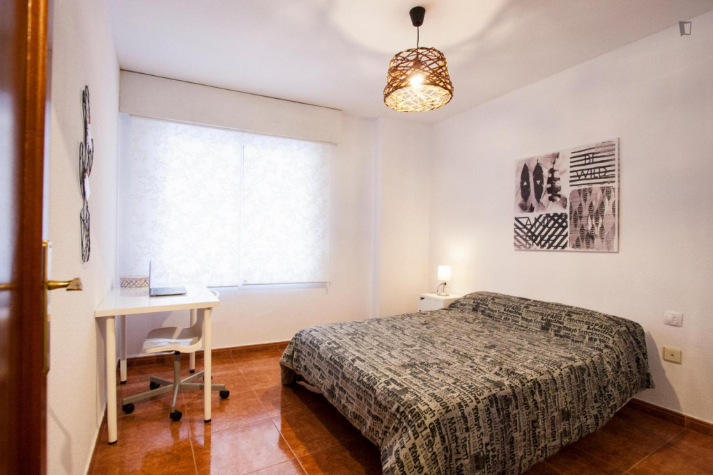 Double bedroom in a 4-bedroom flat, near Universitat CEU Cardenal Herrera - Valence - chambre - ImmoJeune