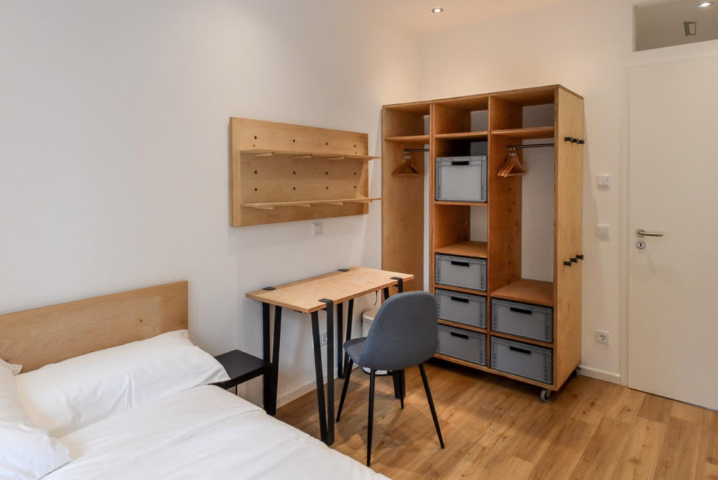 Comfy single bedroom in a 3-bedroom apartment