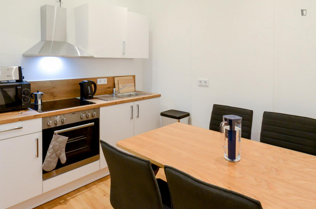Comfy single bedroom in a 3-bedroom apartment