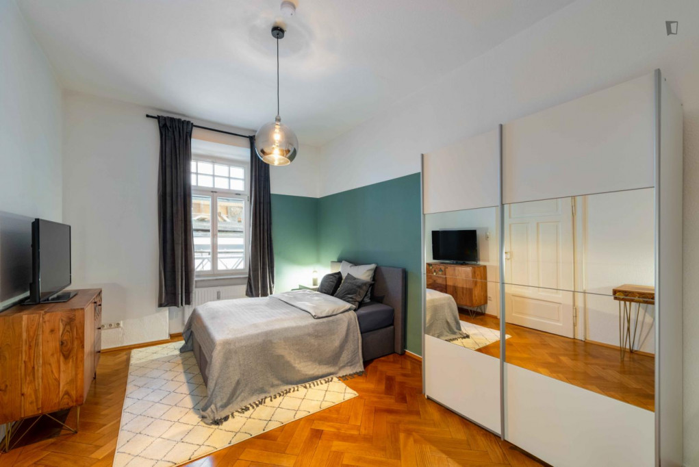 Charming double bedroom in a 3-bedroom apartment in the city center