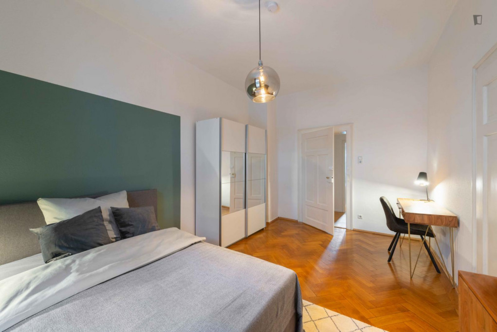 Charming double bedroom in a 3-bedroom apartment in the city center