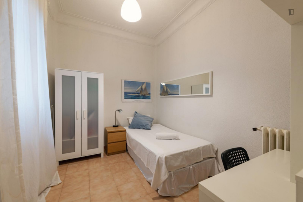 Single bedroom in a 4-bed dorm apartment close to Canal metro station - Madrid - chambre - ImmoJeune