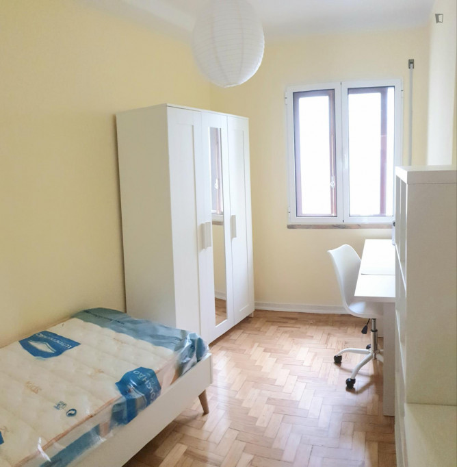 Room with single bed in 4-bedroom apartment in Coimbra city center - Coimbra - chambre - ImmoJeune