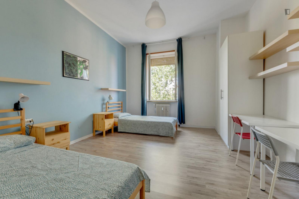 Bed in a large twin bedroom, near the Crocetta metro - Milan - chambre - ImmoJeune