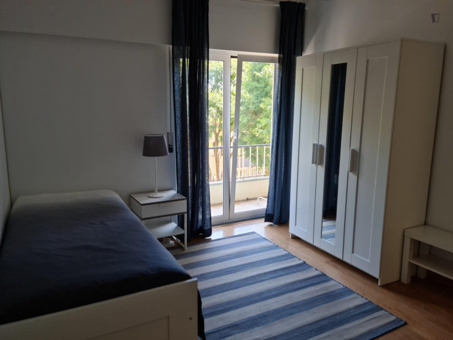 Student-friendly single bedroom with a balcony, in Oeiras - Lisbonne - chambre - ImmoJeune