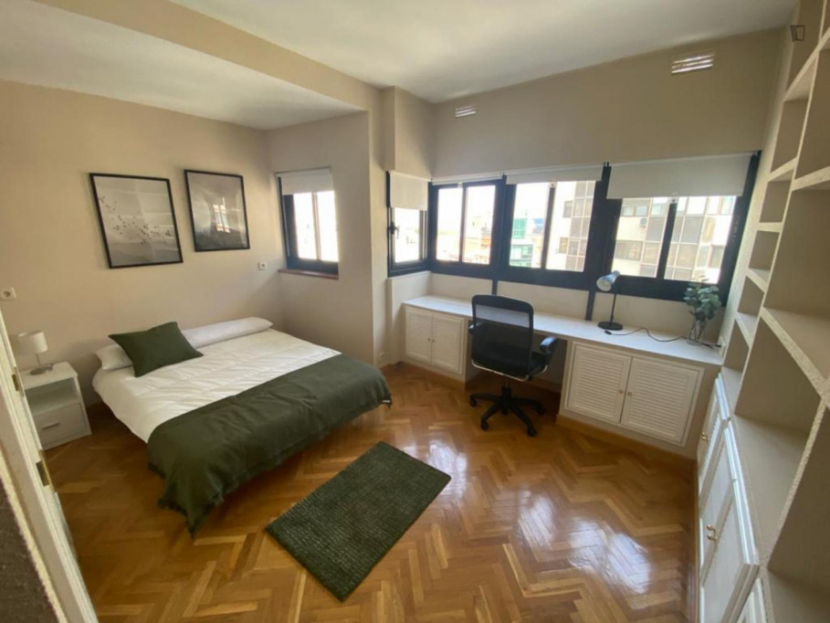 Inviting double bedroom close to the trendy Gran Vía - Madrid - chambre - ImmoJeune