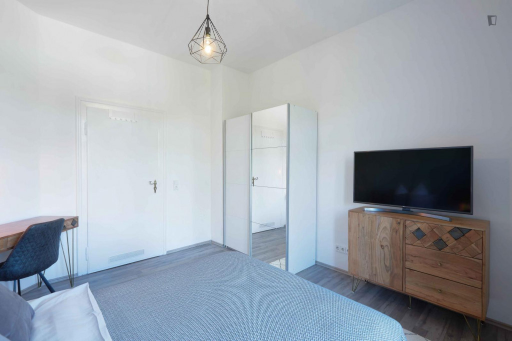 Welcoming double bedroom with balcony in a 6-bedroom apartment in Bornheim/Ostend