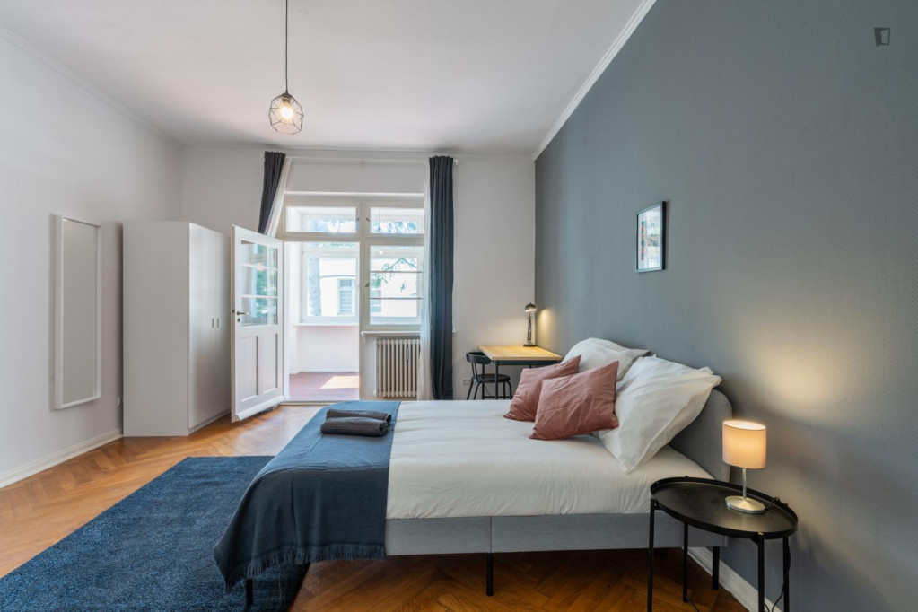 Double bedroom in a spacious 6 bedroom apartment in Wilmersdorf - Berlin - chambre - ImmoJeune