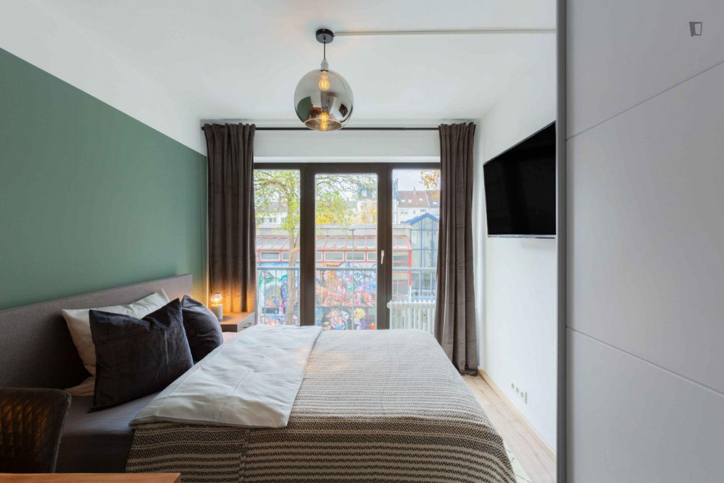 Pleasant single bedroom with TV in a 6-bedroom apartment - Frankfurt am Main - chambre - ImmoJeune