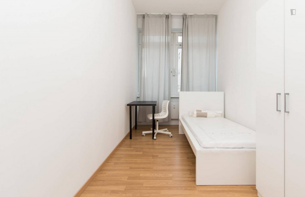 Bright sigle bedroom next to the Sophie-Charlotte-Platz metro station