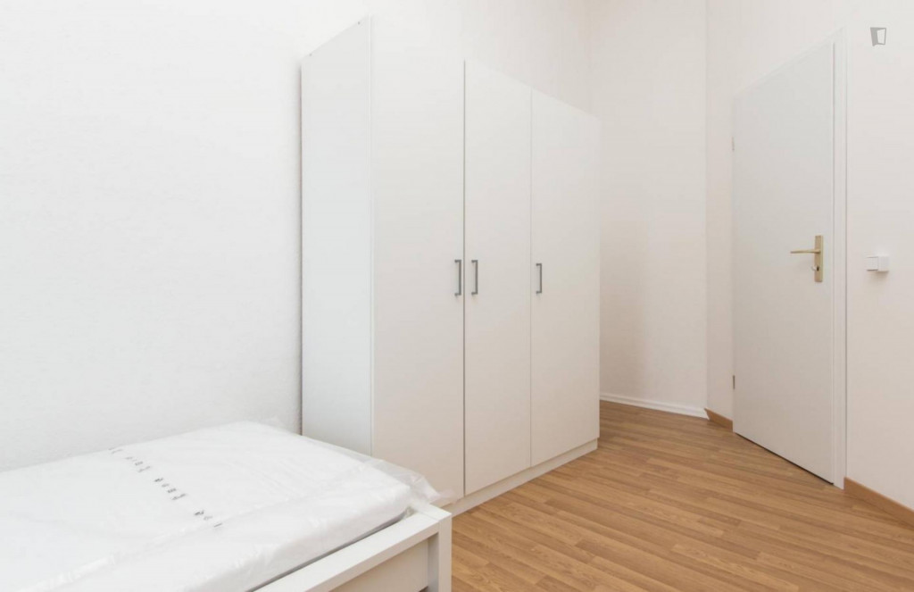 Bright sigle bedroom next to the Sophie-Charlotte-Platz metro station