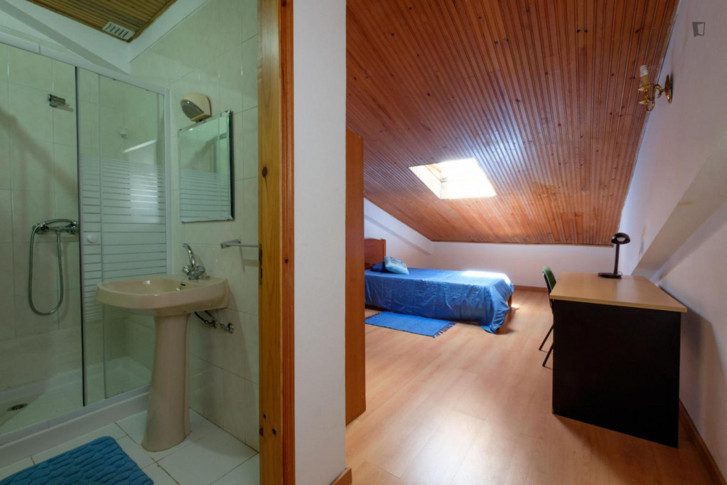 Spacious and cozy bedroom, with private bathroom in a student apartment, Coimbra - Coimbra - chambre - ImmoJeune