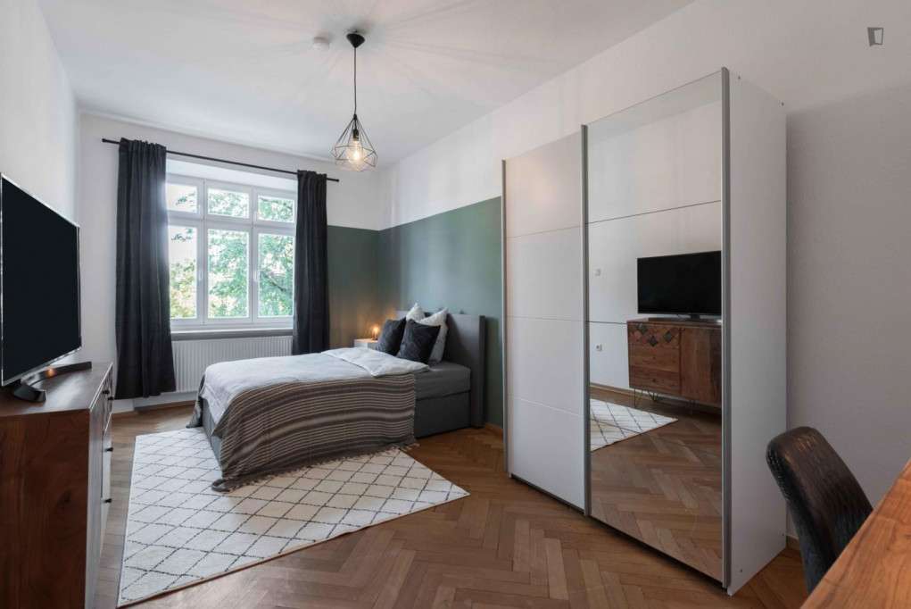 Alluring double bedroom in a 4-bedroom apartment in Steinhausen - Munich - chambre - ImmoJeune