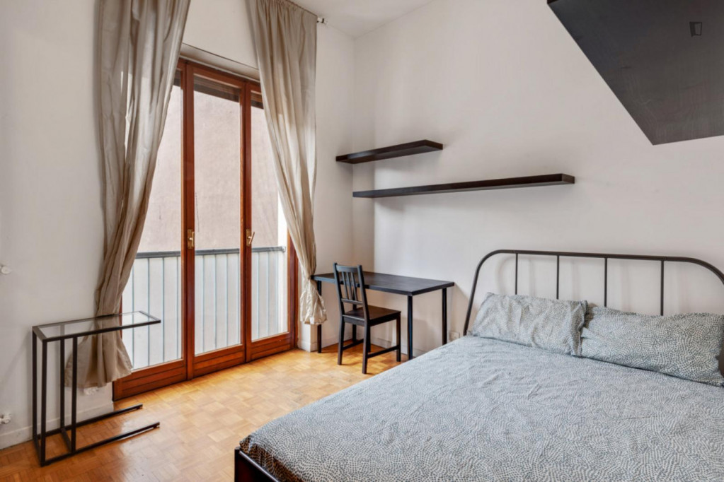 Modern double bedroom with balcony access next to Crocetta metro station - Milan - chambre - ImmoJeune