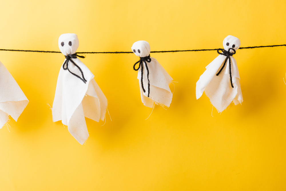 Cheap Halloween decoration idea, paper chain ghost